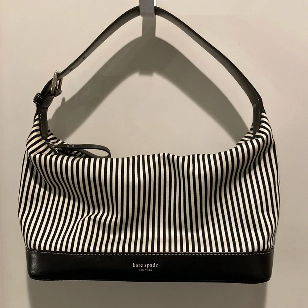 Kate‎ Spade Small Black/White Handbag.  Zipper Closure.  Zipped Pocket Inside.